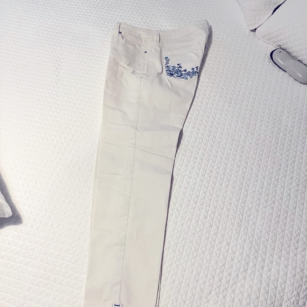 NYDJ , White Jeans 🌷Lift Tuck technology, 🌷5 Pockets  Size 8